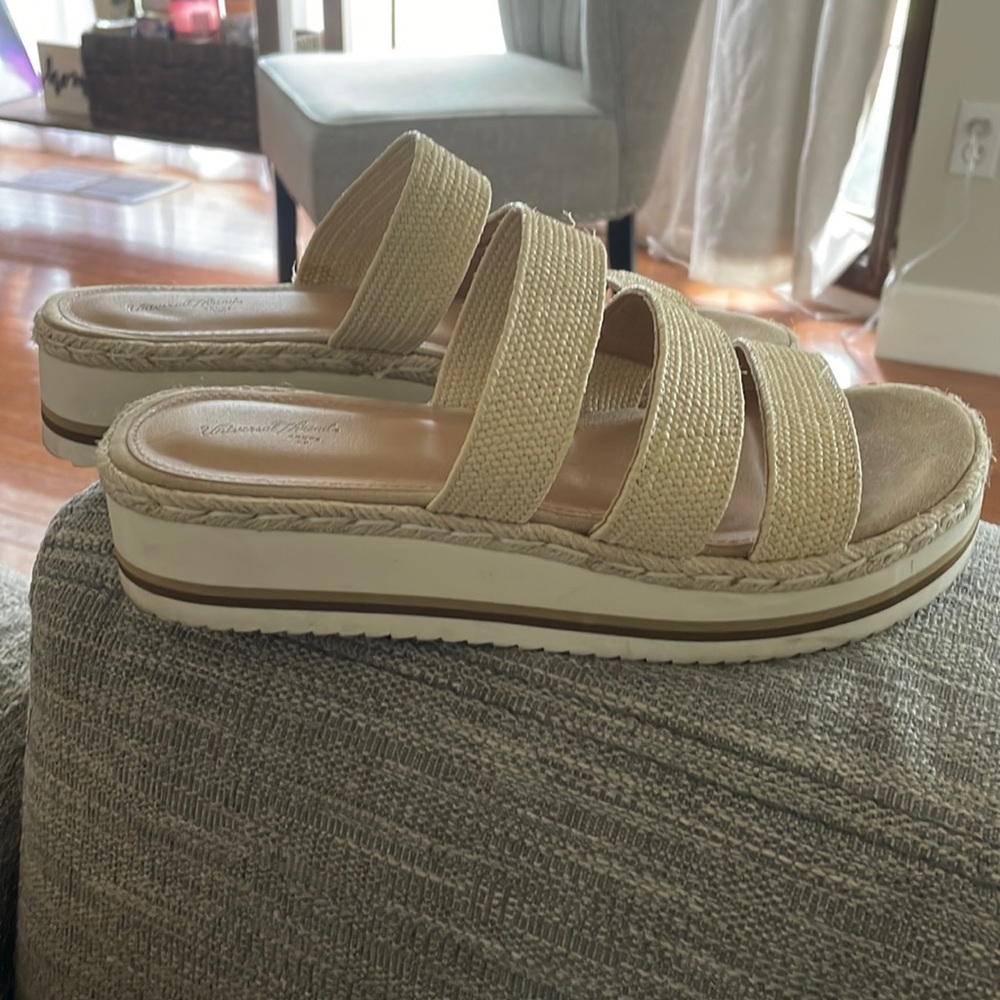 Universal Thread Platform Sandals